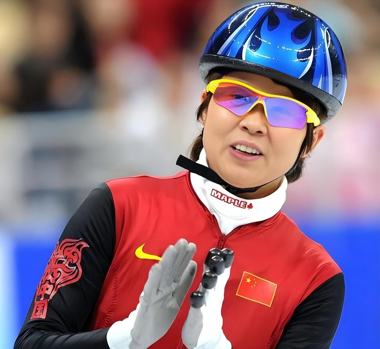 王濛曾回忆说，她小时候与前辈训练，根本没有什么冰场，都是工厂里老大爷在空地上泼冰