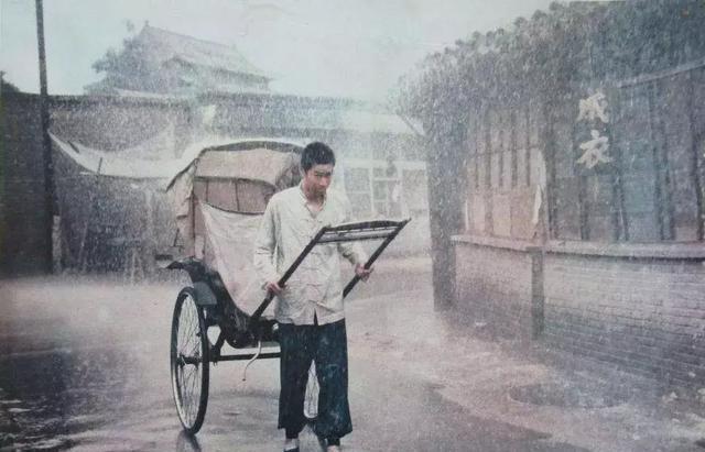 民国初年，一车夫拖着断了的胳膊，来找大夫接骨。谁知，大夫见他没钱，头也不抬得继续