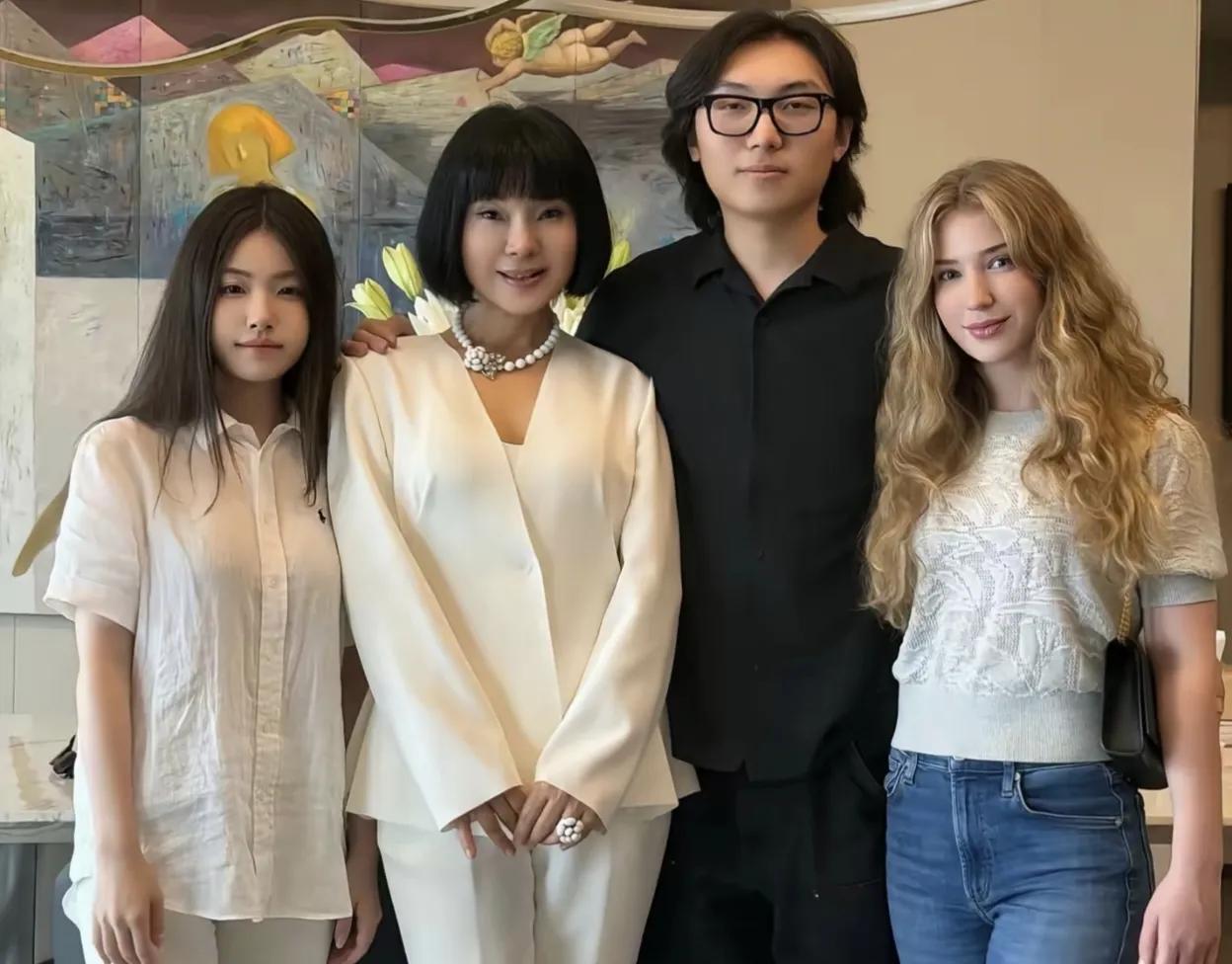 6月17日，《常回家看看》陈红登上热搜，儿子和洋媳妇回家探亲6月17日，歌手陈
