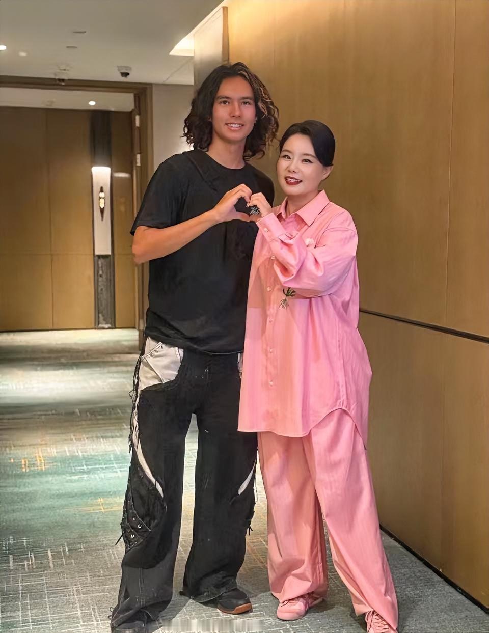 天呐！龚琳娜看到小儿子这张脸，真的不会想起那个伤害她的男人吗？龚琳娜晒出了儿