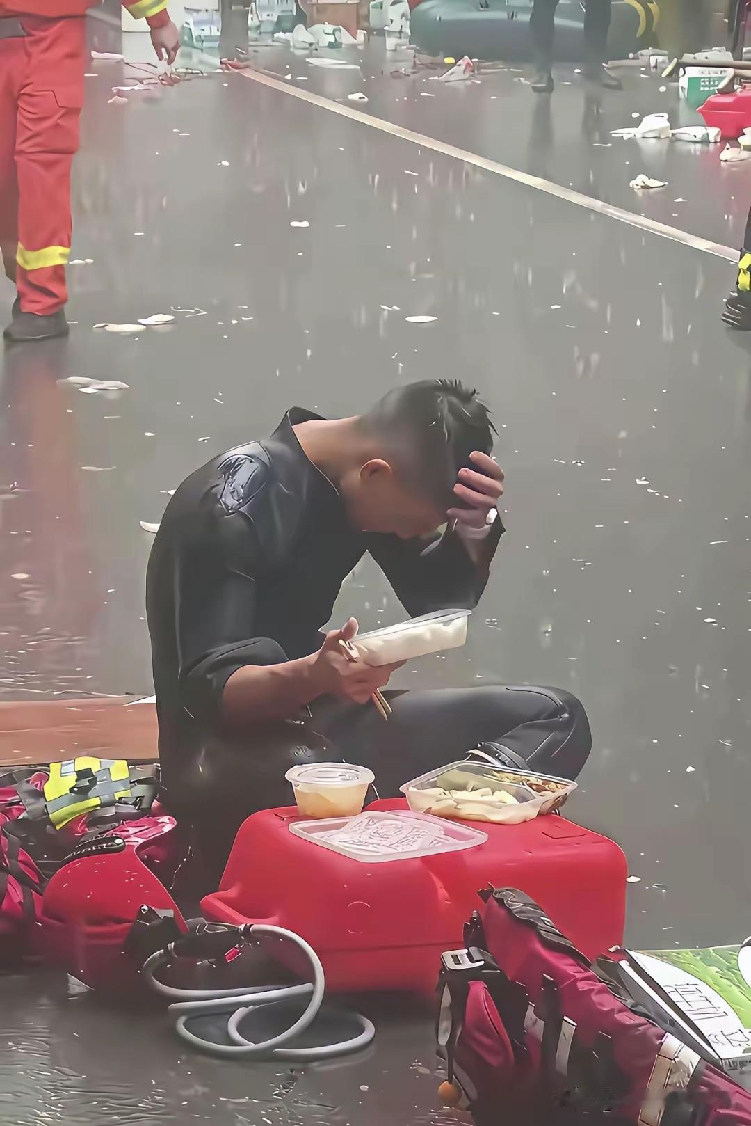 我不知道你是谁，但我知道你为了谁！最近，广西贵港，抗洪一线，一个消防队员坐在