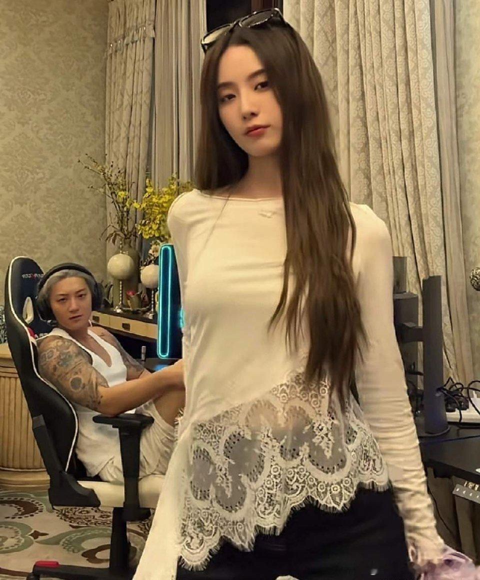 徐艺洋这身材根本看不出是生过孩子啊？想不明白，正常生的小孩为啥之前一直要否认​