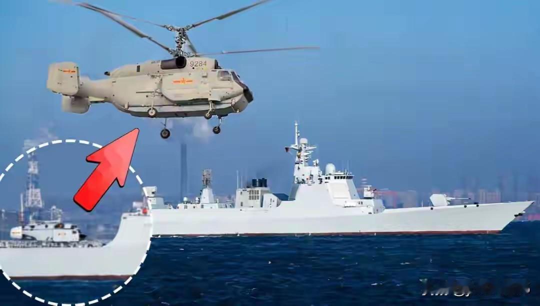 中国海军预警直升机降落驱逐舰和两栖攻击舰值得关注！近日，有两张图片引人注意。一
