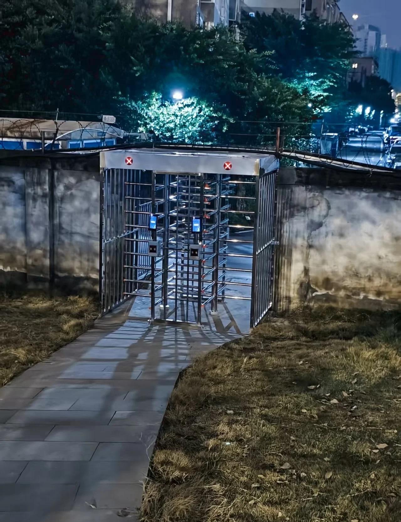 良心物业🥹🥹🥹上次有个业主提出来想开一个门，这样直接可以到地铁口！物业