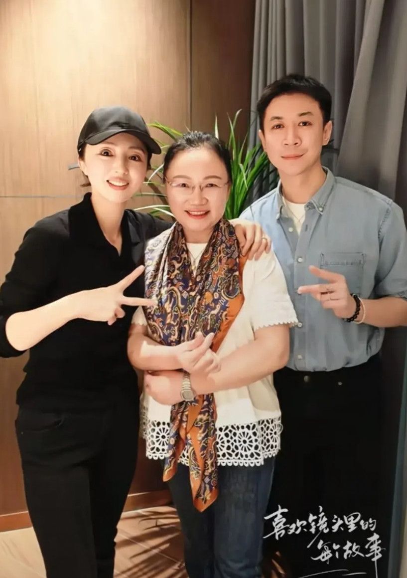 张维伊对董璇是真爱啊，看他的动作就知道了！董璇带着老公和妈妈、女儿去吃火锅，和