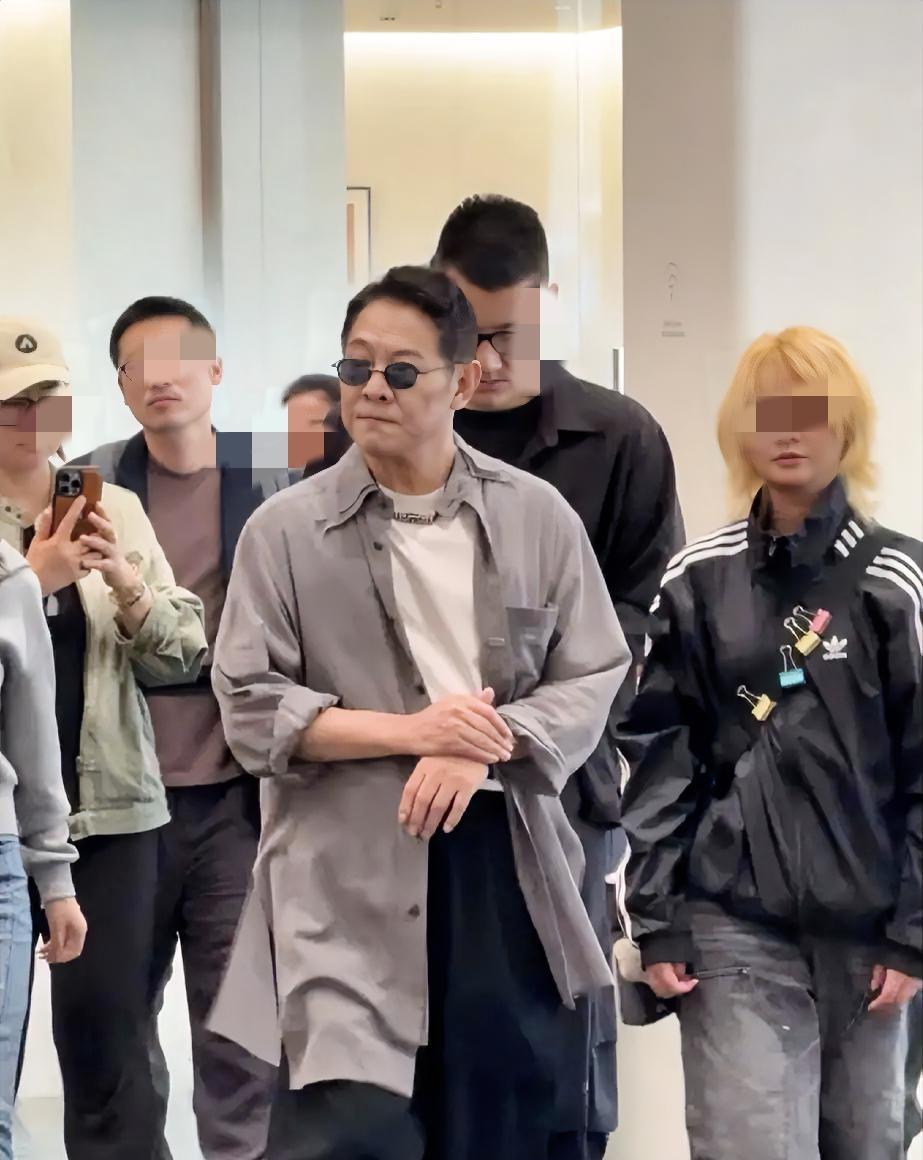 李连杰上次生病之后，就像重生了一样，现在整个人很有精神，仿佛年轻了好几岁，练
