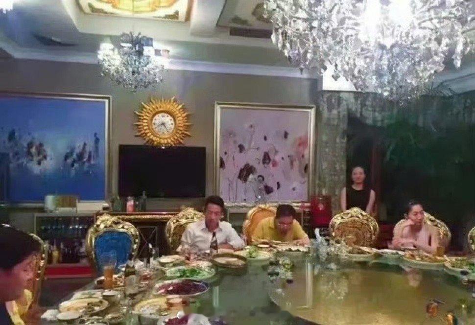 那些说大S不爱孩子的，真的让人寒心。看看多年前汪小菲大S和朋友聚会，抱孩子吃饭很