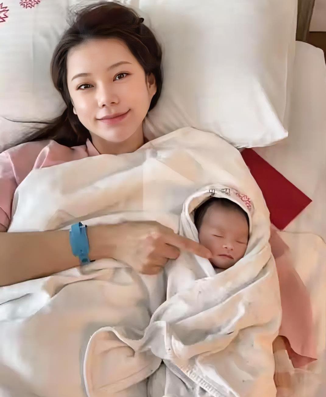 汪小菲深夜晒娃，评论区却炸了！这次不是因为他妈张兰，也不是因为大S。镜头里，