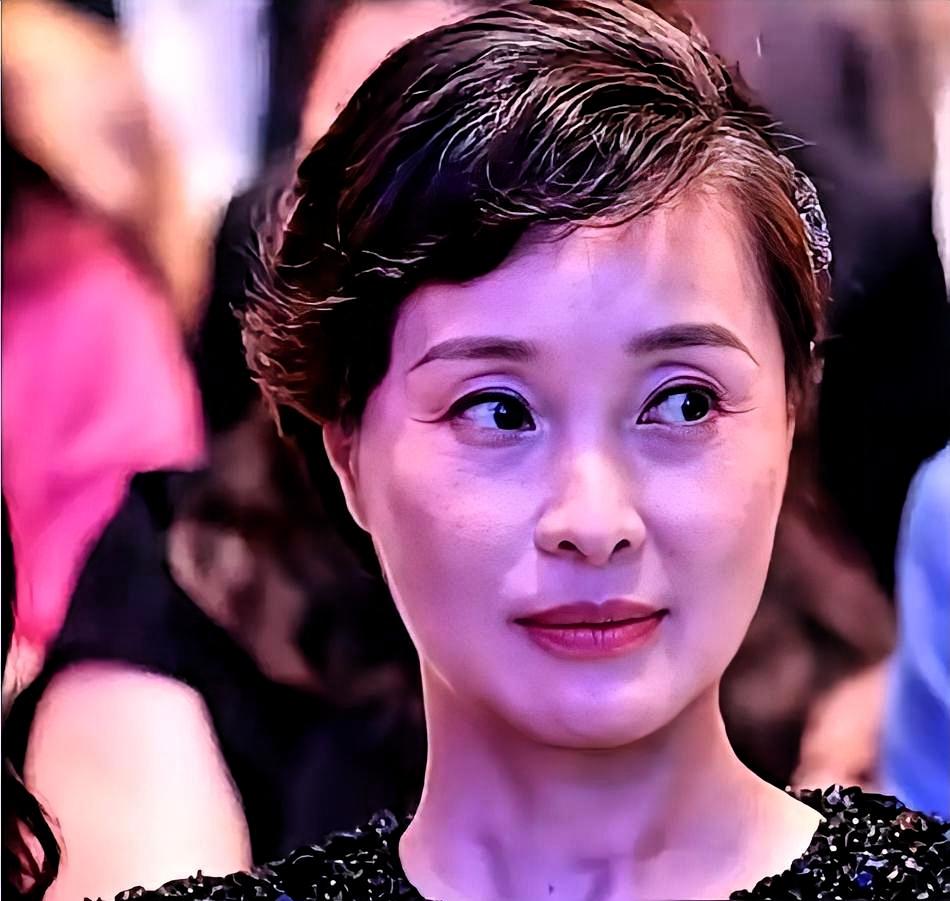 一封信踹开五年情。扭头娶了别人，娶那个他口中“更合适”的女人。20年后金