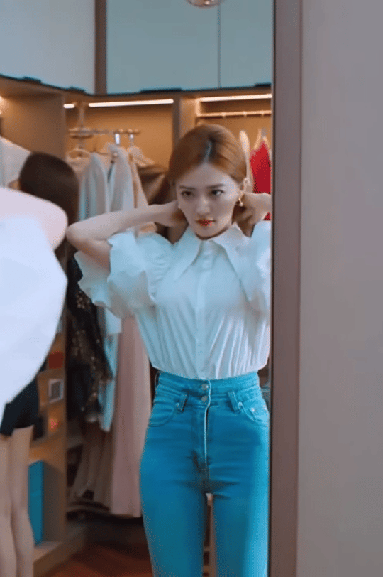 徐璐古装徐璐紧身牛仔裤我觉得现代剧更能展示出她的好身材