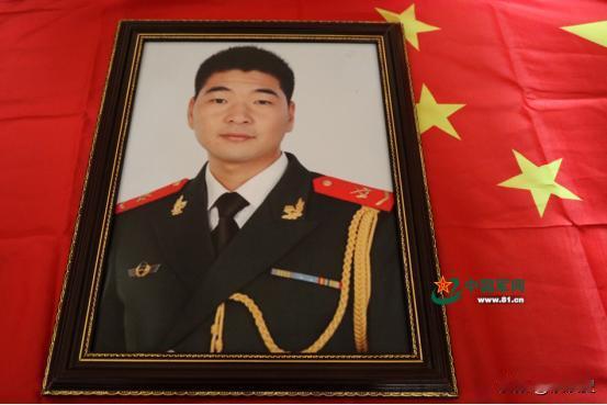 2014年，照片中这个穿着军装的武警战士，骨瘦如柴，他强打起精神，与妻子一起拍下