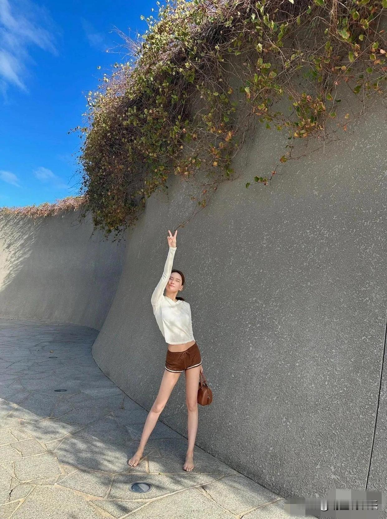 何超莲光脚拍大片，161的身高拍出175的既视感，照片中何超莲虽然个子不