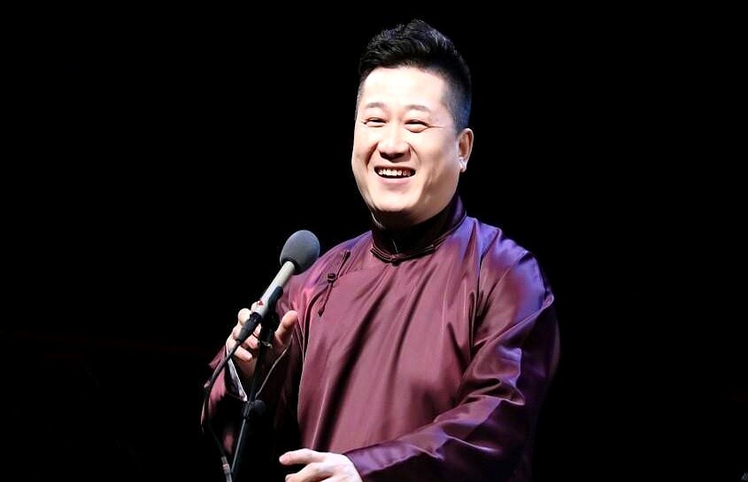 怎么当上德云一哥？岳云鹏台上就八个字：“干掉师兄，做掉太子”。张鹤伦在旁边问上位秘诀，小岳岳嘴一撇，