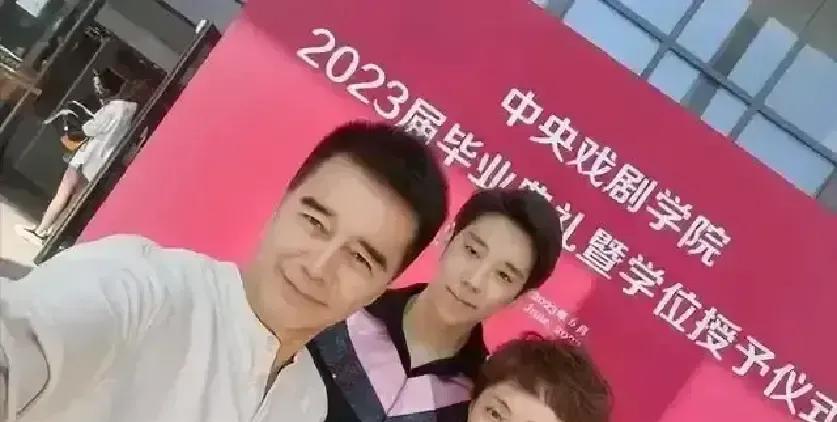 他不是新人，是资源集合体。许亚军儿子许何的出道，撕掉了星二代最后的遮羞布。中