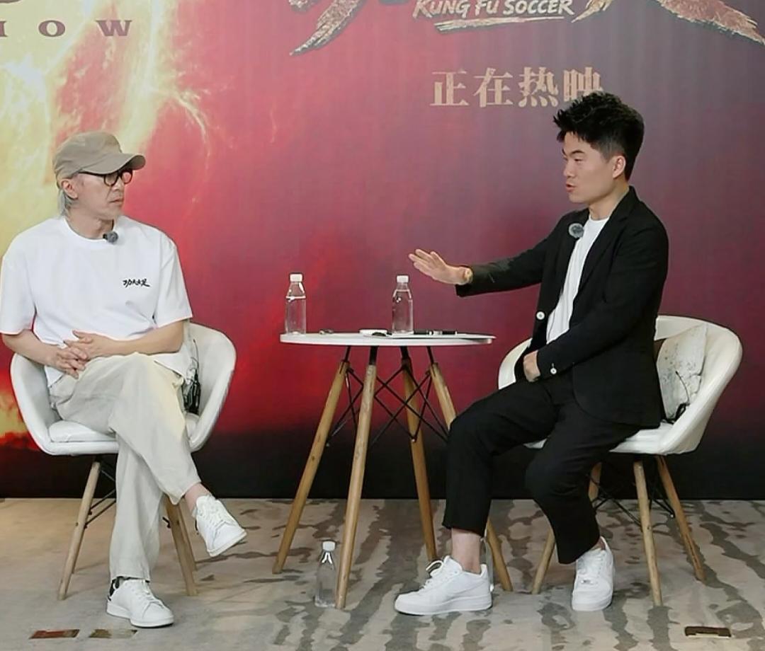 董宇辉这场访谈最尴尬的，不是3000万播放量比刘德华那场少了1000万。而是周星