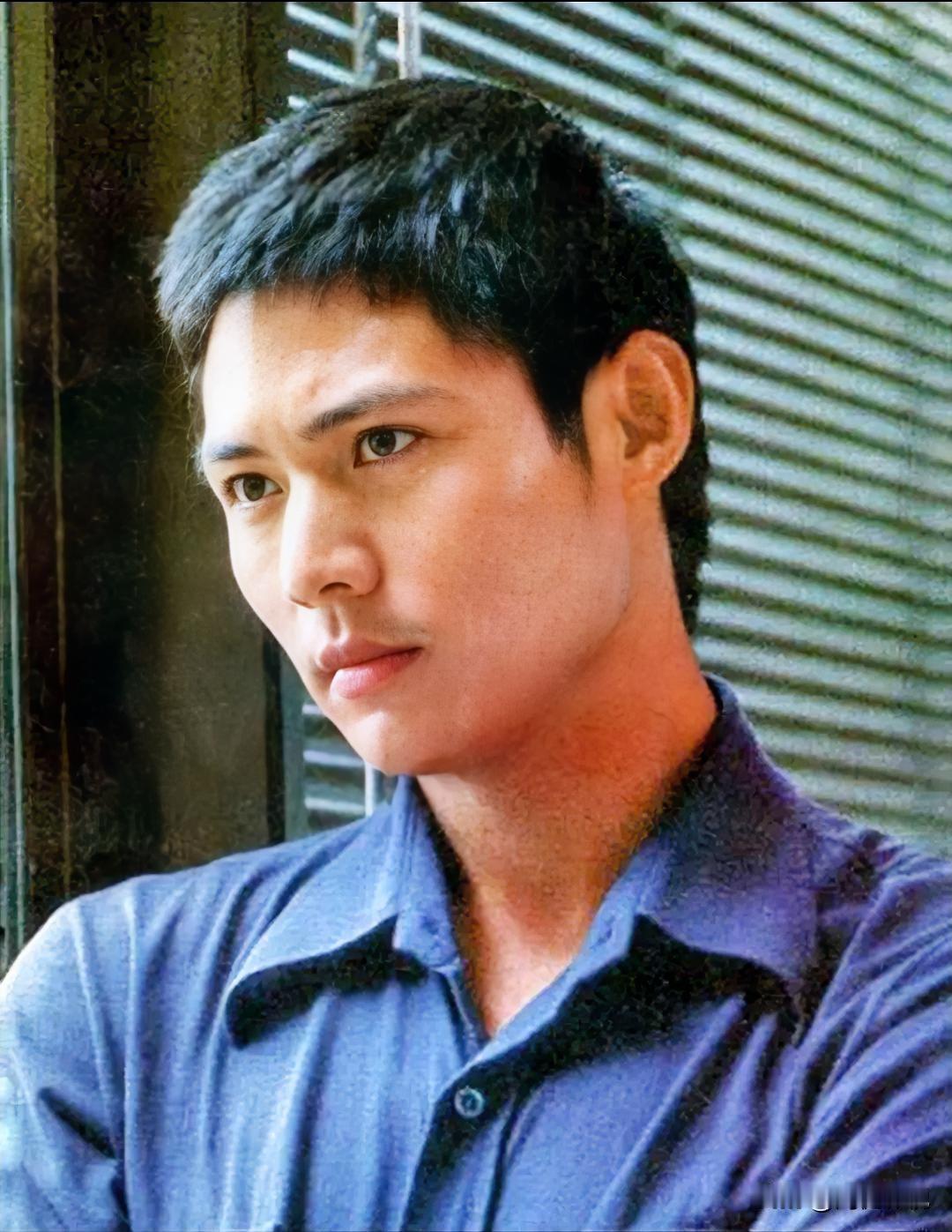 大家还记得这位男演员吗？他今年74岁，土生土长北京人，他年轻时长得端正清秀、五