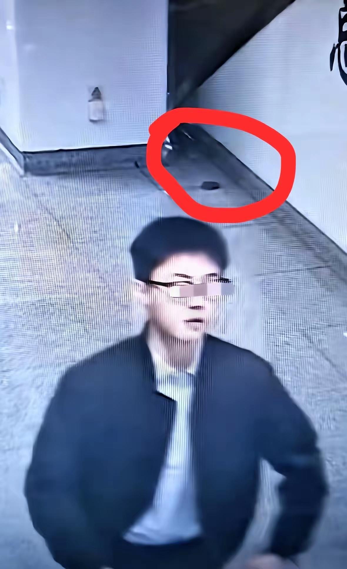 南宁地铁那个小伙子，直接当众拉了。就在站台，人来人往的。我看到照片的时候，第