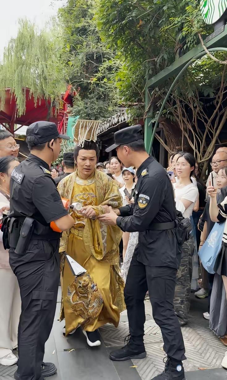 我宣布，今天娱乐圈，最尴/尬的事情就是，演员郑国霖站在景区门口对保安大喊：我