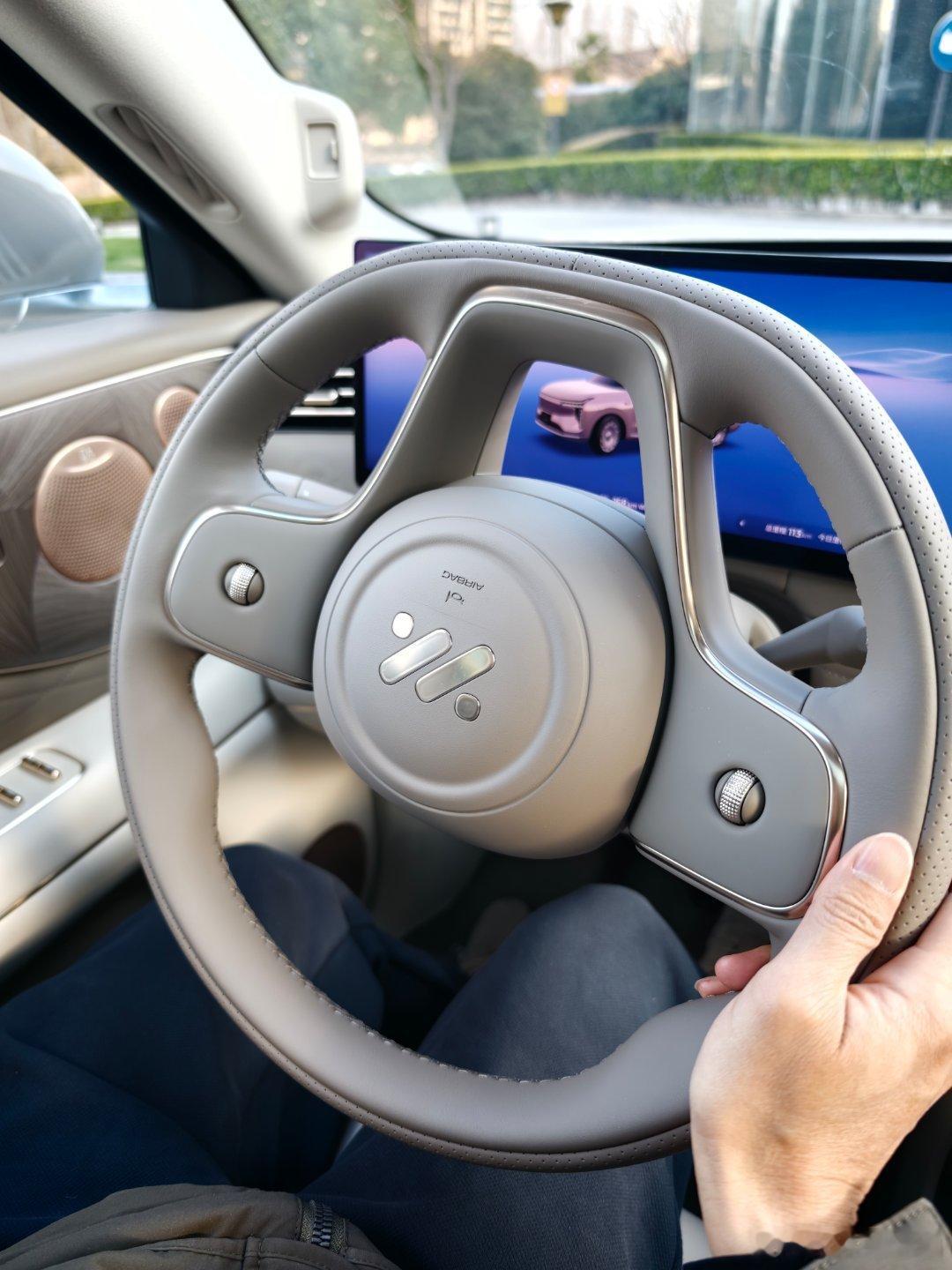 今天看了智己的新车LS8，风格延续LS9，但C柱有明显差异，有力量感，识别性强。