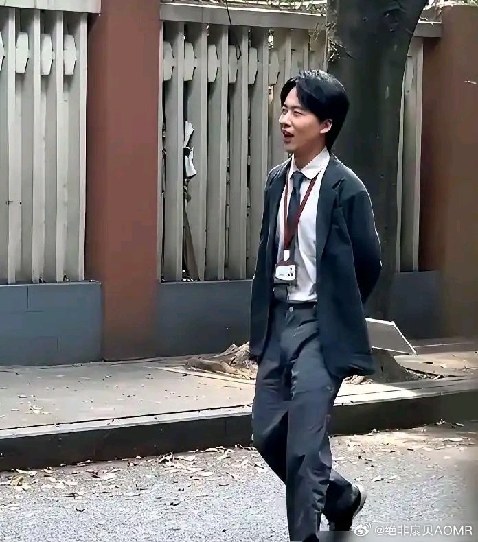 郭麒麟在成都街头被偶遇，瘦成皮包骨，和郭德纲一点都不像！