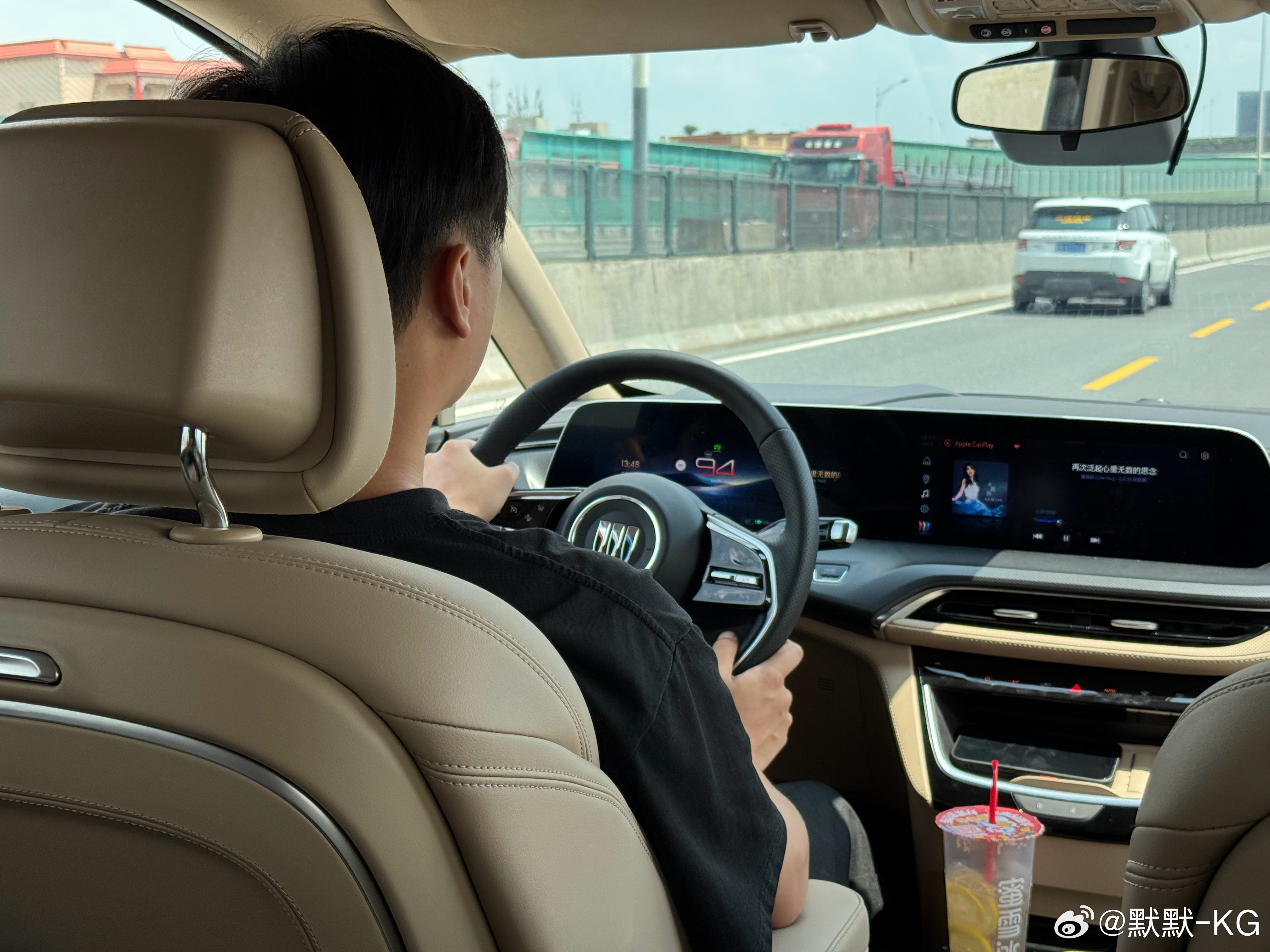 刚一下飞机，我这位小兄弟就在路边等我了。​​​