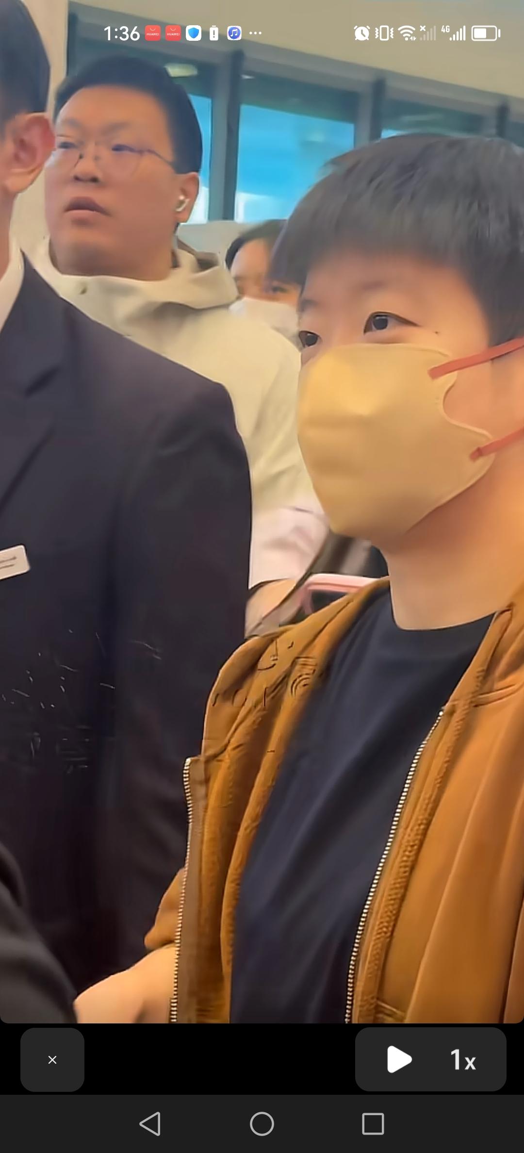 我们莎宝不穿李~宁的代言衣服后，穿自己的衣服反而更漂亮，更好更帅气了！尽管被里三