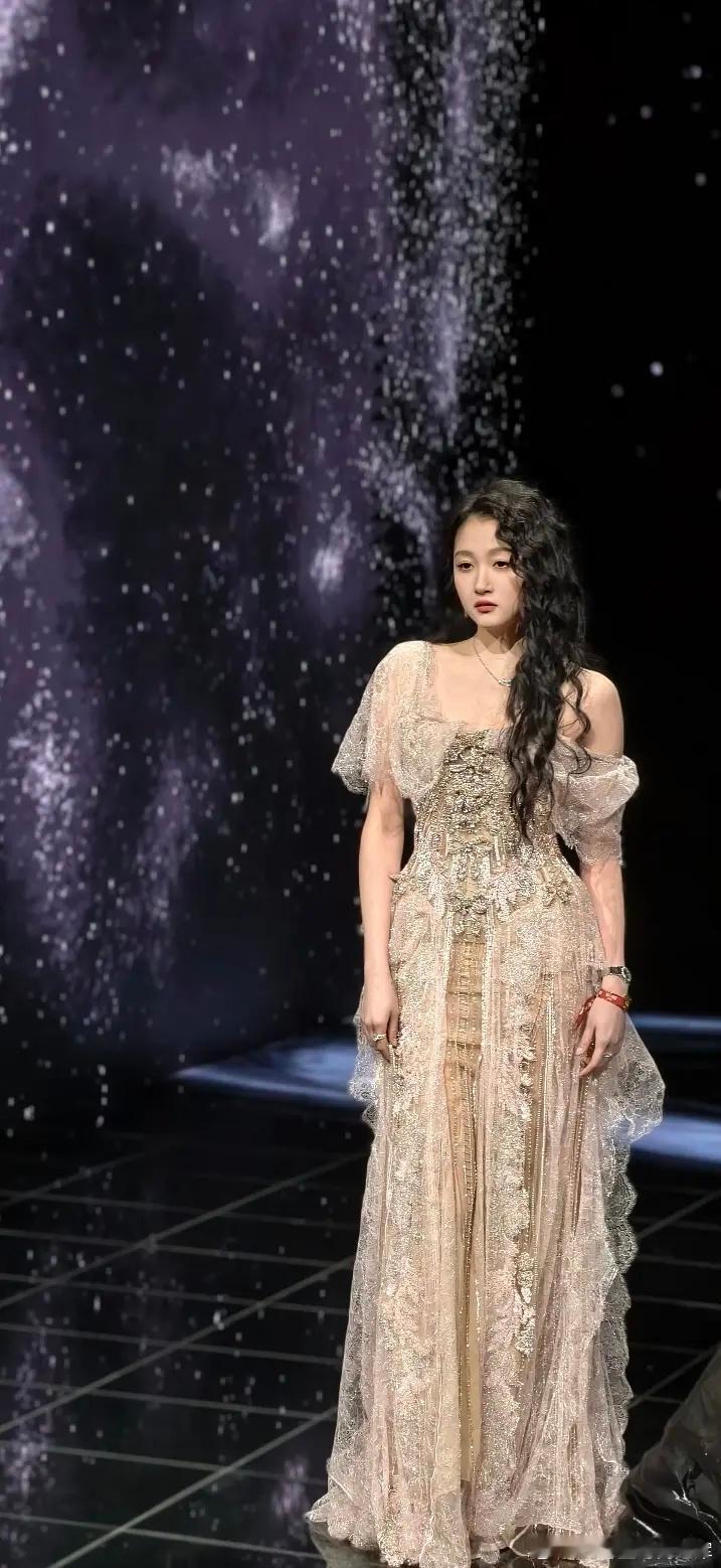 关晓彤这个造型其实跟之前比好很多了也没那么肿了