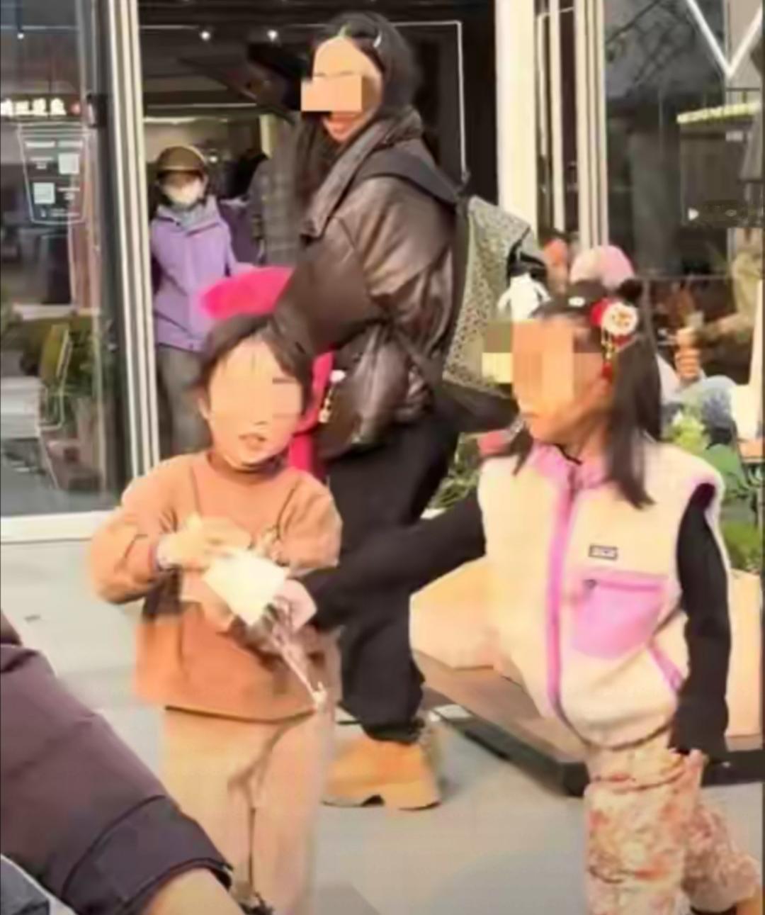 校园霸凌者就是这样产生的，都是由家长或家庭培养出来的！网上一个小孩撞翻另一个小