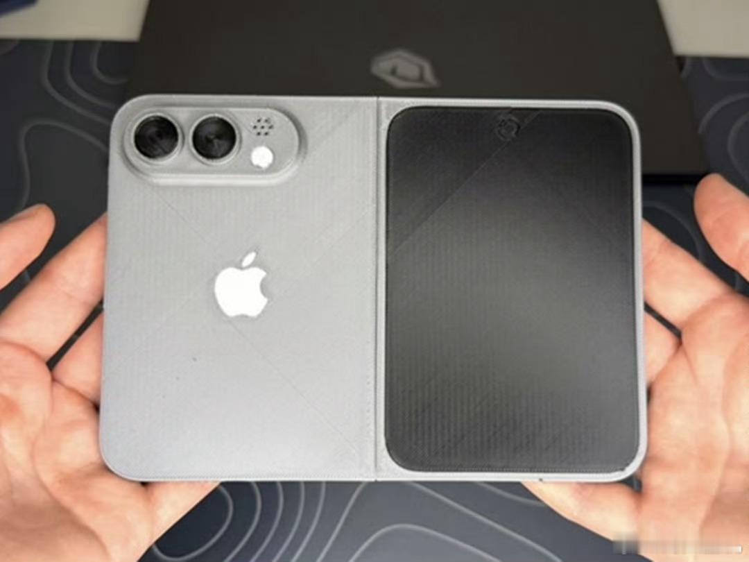 折叠屏iPhone外观实锤这种横向阔折叠已经有很多爆料了，真机应该就长这样。恰好