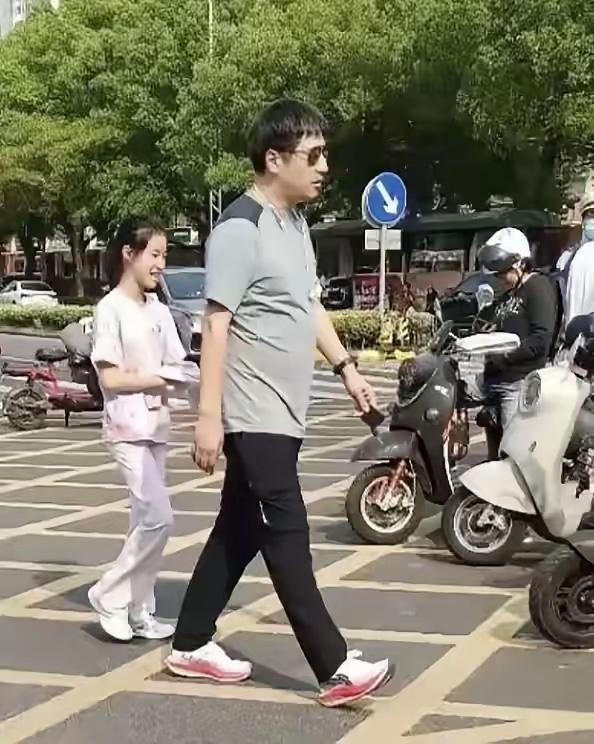 刷到张雪峰和女儿张姩菡的日常片段，才发现大家都误会了这位“女儿奴”。镜头前他总说