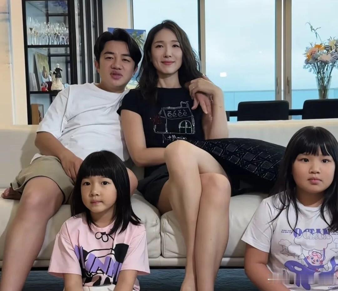 王祖蓝晒全家福，女儿长相兼具父母特征，身高更像爸爸。一家四口客厅同框氛围温馨，豪