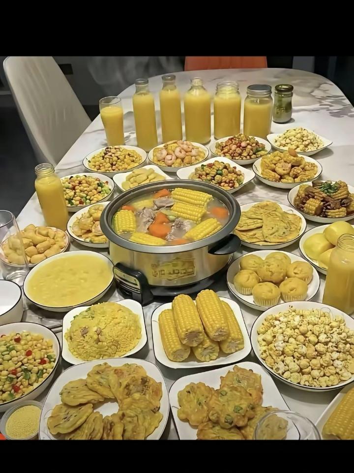 小姑子头一回上门拜访男朋友家，人家家里直接准备了满满一大桌饭菜。桌上满眼都是玉米