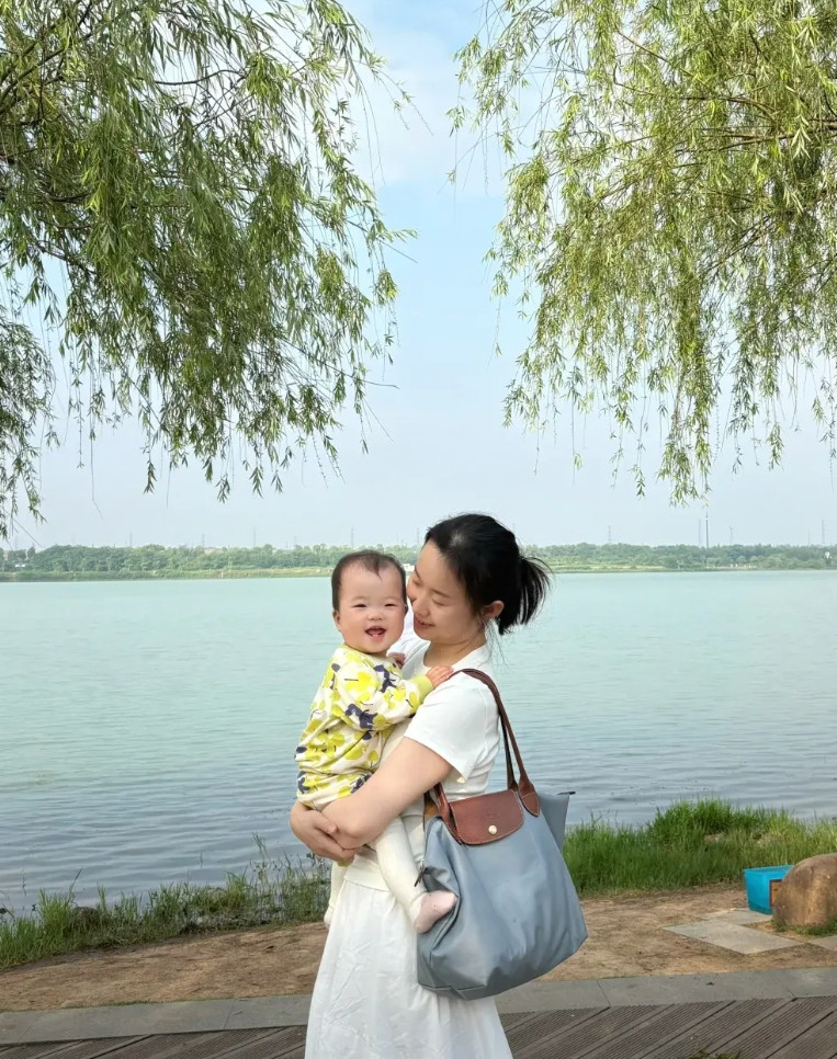 我现在最后悔的就是跟他结婚，生完小孩我跟他妈一起在家带孩子，在他眼里就是他妈妈带