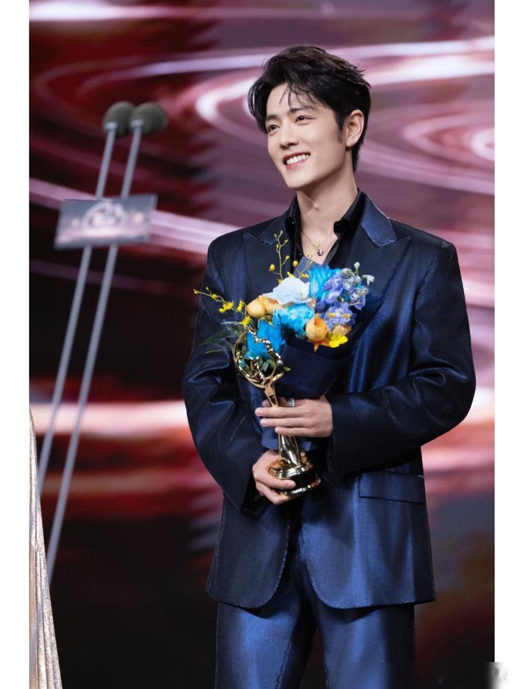 肖战的这番话，无疑是撕开了内娱获奖感言的遮羞布。他并不是在贬低他人，而是一晚