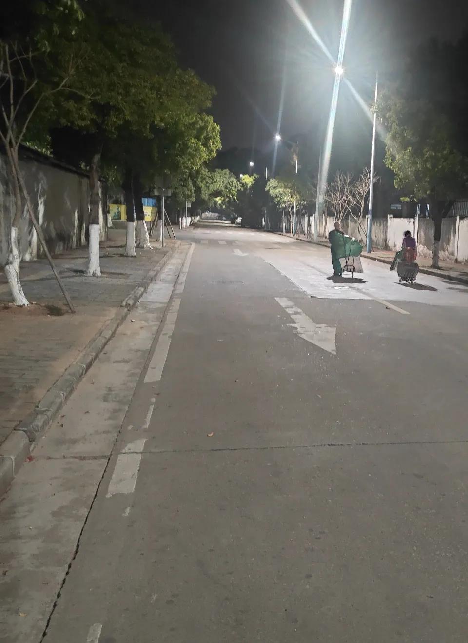 凌晨5点，我去跑步，路遇一对捡垃圾的老年夫妻，他俩拖着沉重的垃圾在空荡荡的大街上