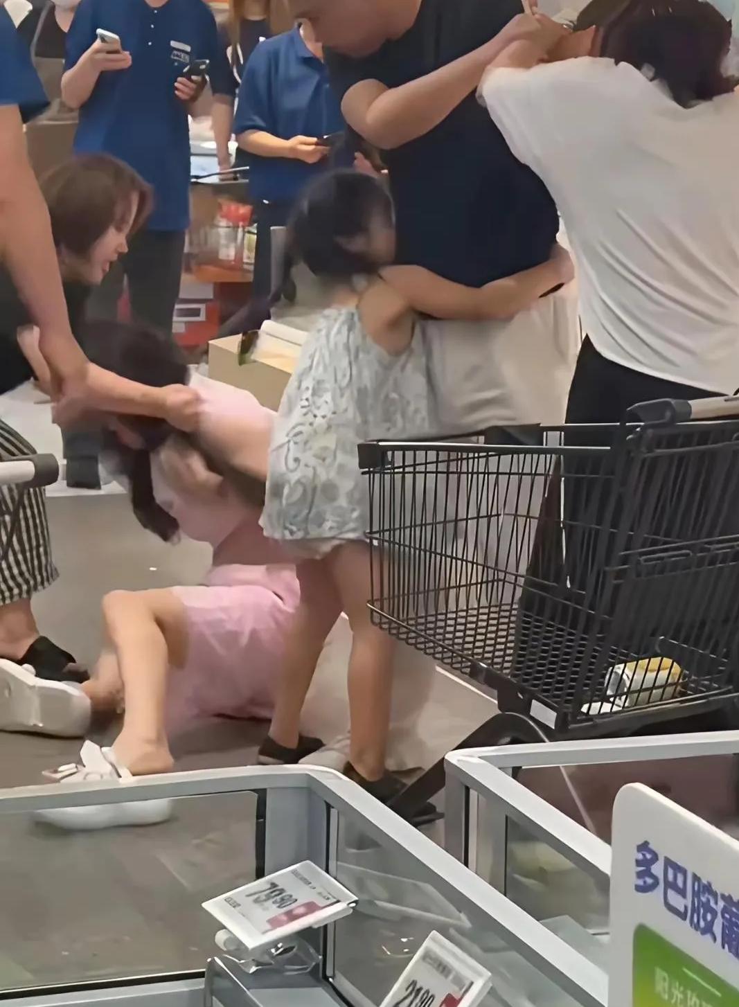 苏州盒马原配打小三，全网都在可怜那个抱住爸爸大腿的小女孩：浑身发抖的身体，一脸懵