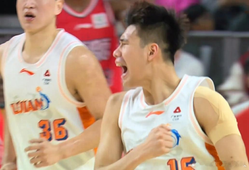 福建男篮战胜龙狮男篮状元杨曦皓18分6盖帽福建男篮第一节就早早建立起优势，最多