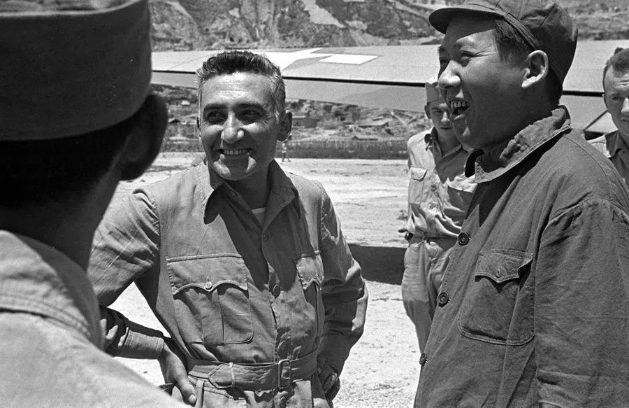 从结束长征到奠基西北，其实已经是毛主席在领导全局。中央红军刚抵达陕北时，处