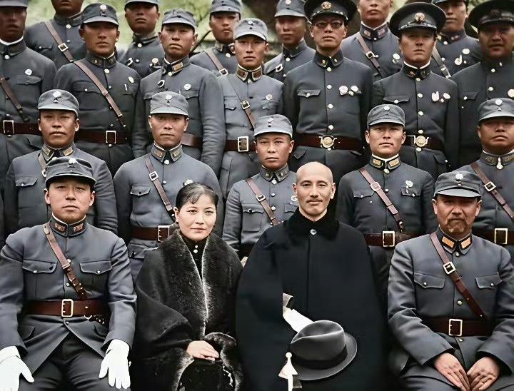 照片拍摄于1936年10月31日，地点是中央陆军军官学校洛阳分校，这一天是蒋介石