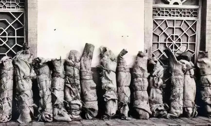 1937年，被马家军残害后，红军师团级干部的遗体，排成一排，被捆了起来，放在墙边