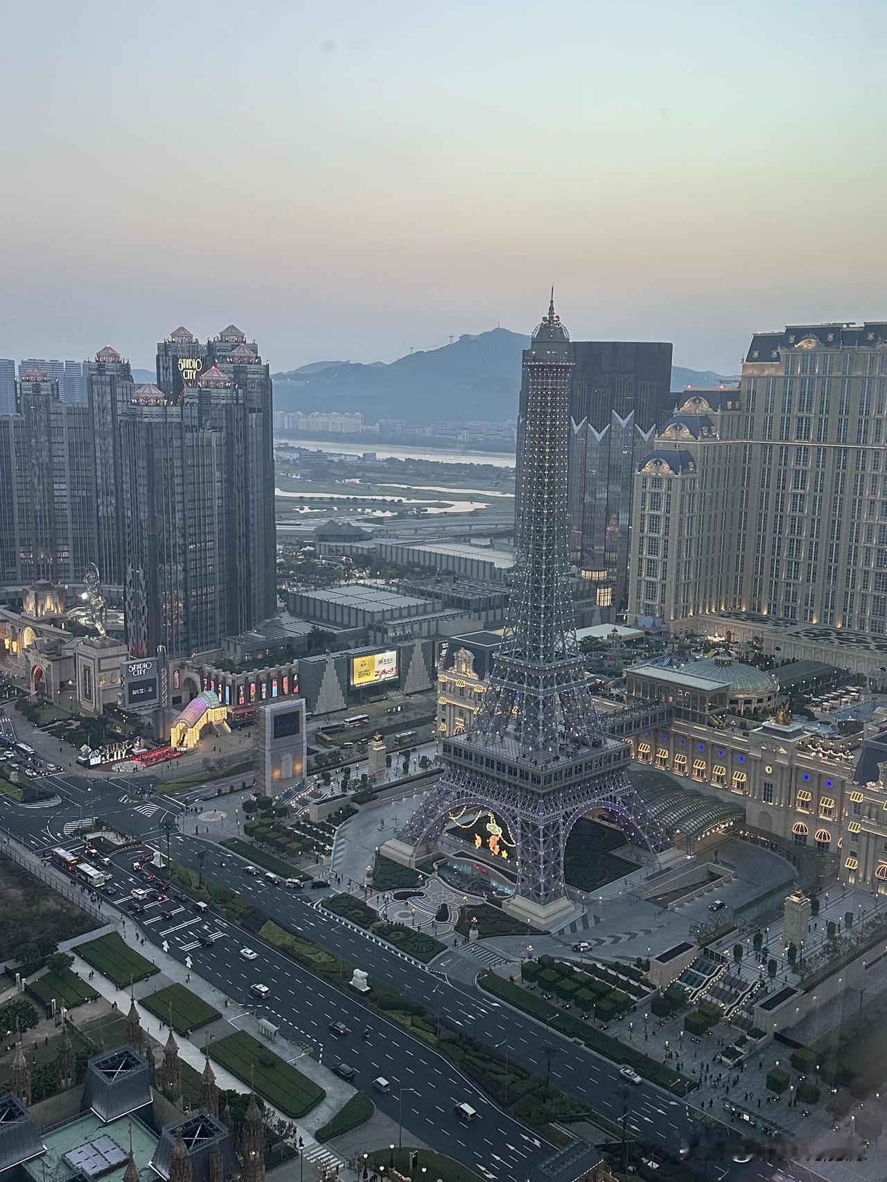 澳门街景：现代与古老碰撞，同一个城市，不同的风景。