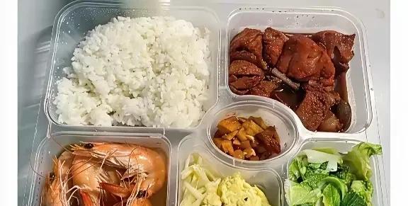 如果搬回市中心旧房子居住，每天直接在外面找大型超市食堂，或者大型商场食堂，或者做