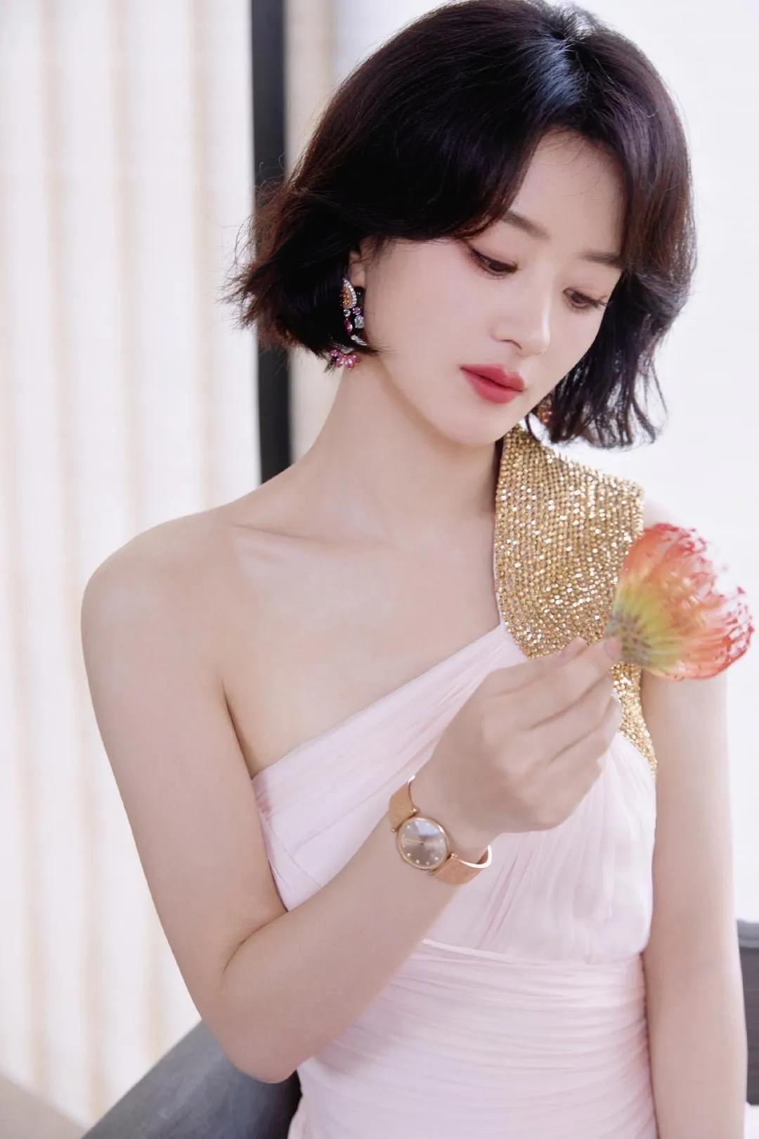 赵丽颖金鸡奖造型：粉裙配金肩，这才是优雅到骨子里的美赵丽颖第37届金鸡奖造