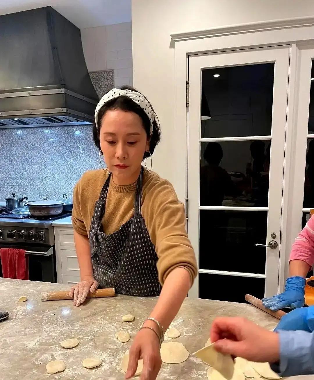 戴手套包饺子，翻车？海清家阿姨怕湿疹，戴蓝色手套擀皮，被镜头逮个正着。网友