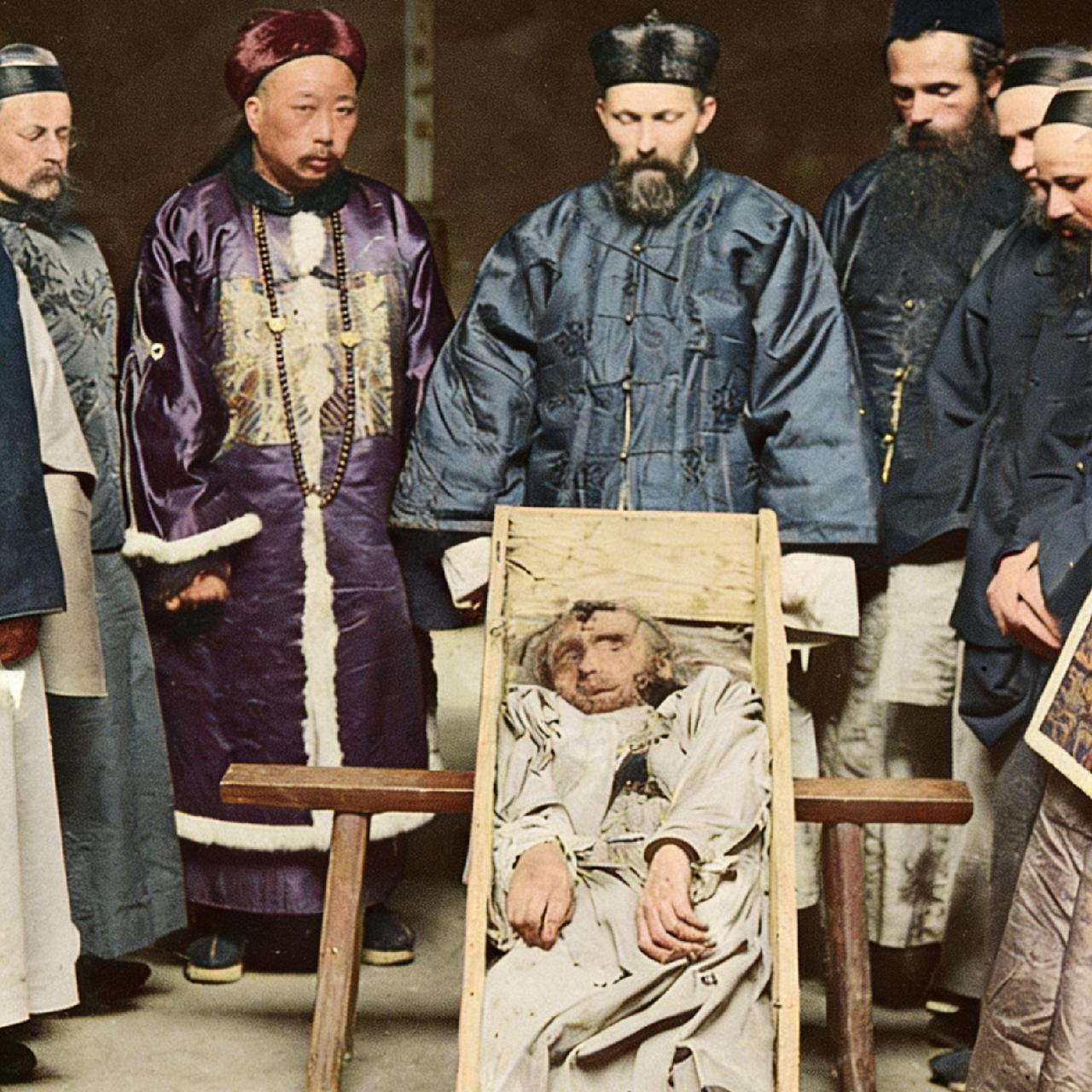 1898年，这个躺在棺材里的是一名神父，名字叫德尔布鲁克，此时已经没有了生命体征