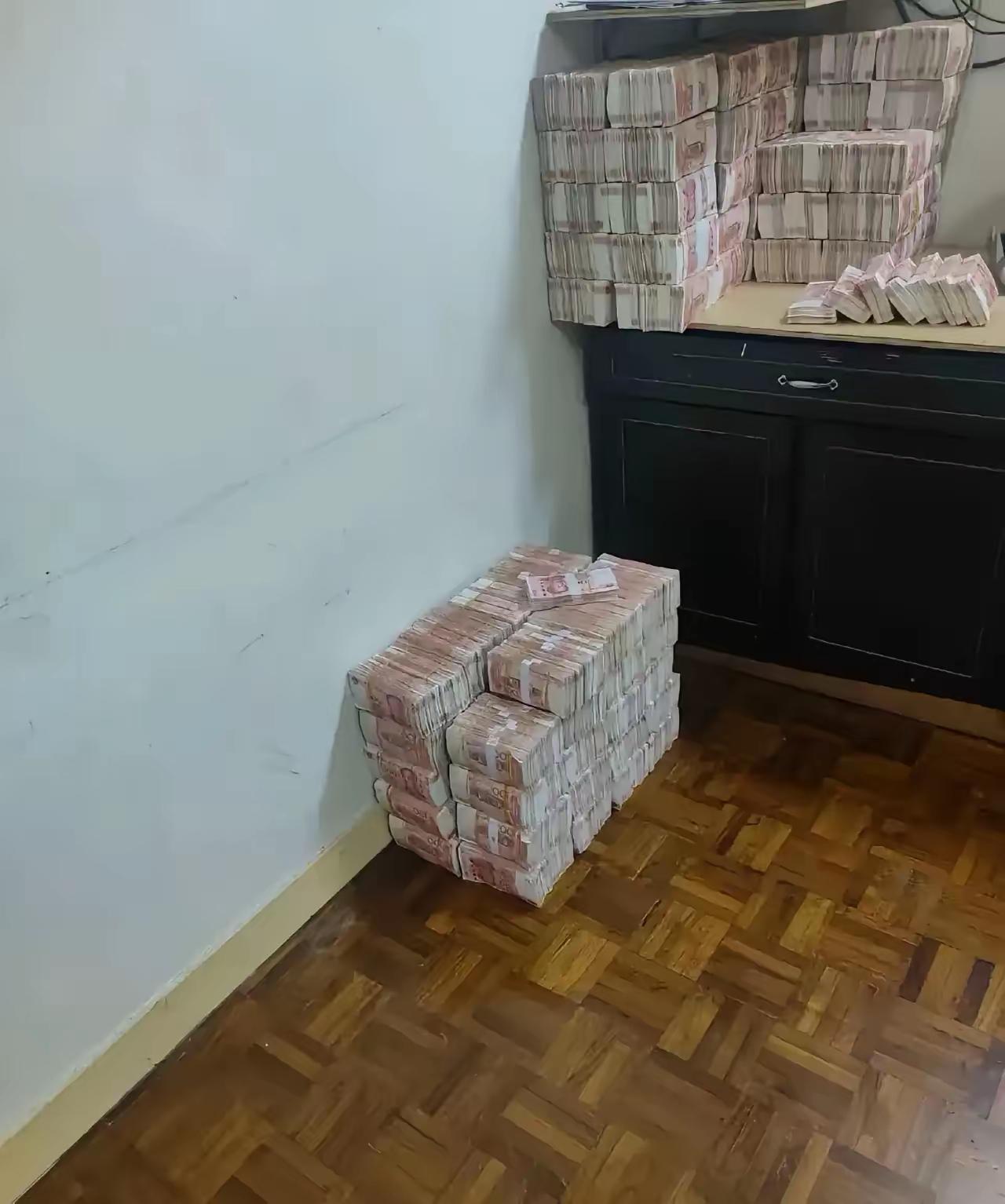 好奇！什么样的家庭家里放这么多现金，这是什么神仙家庭呀？[？？？]