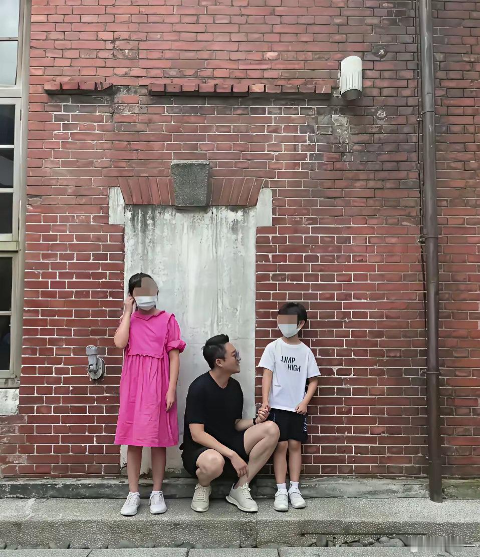 汪小菲那几年情绪是崩溃，离婚之后他想念自己的孩子，去台湾看望孩子时，还得偷偷地前