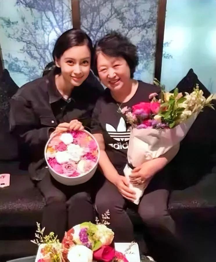 叶珂估计要气疯了！杨颖和前婆婆又同框了这画面直接断了她的后路？都说婆媳关