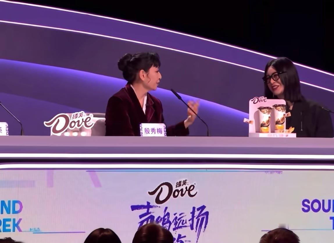 殷秀梅说“这个小妹妹说得很对！”真的被殷秀梅这句小妹妹叫的很有亲切感。这个被