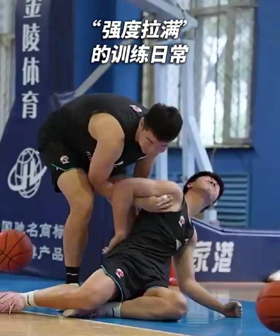 大牙是真爱动手啊！辽宁男篮训练“强度拉满”，氛围融洽！目前辽宁男篮每天还在积极